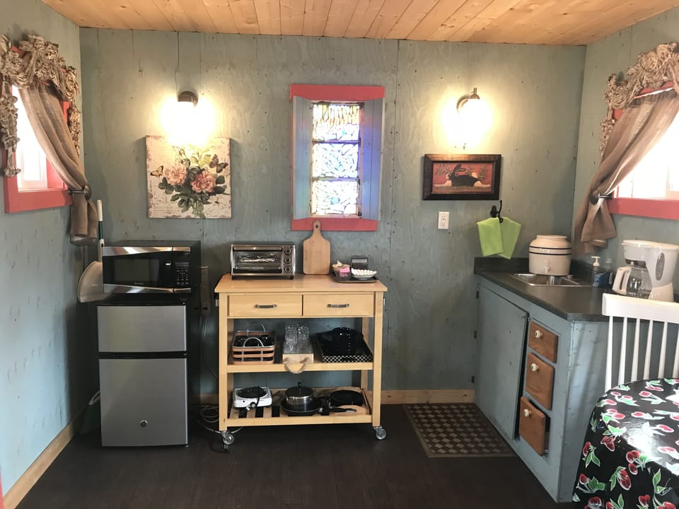 Romantic Cottage | Private kitchenette | Fridge, microwave, stovetop, coffee/tea maker