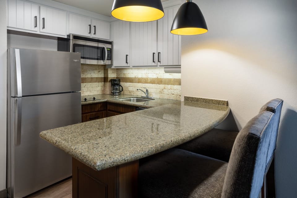 Studio Suite, 1 King Bed, Kitchen | Room amenity