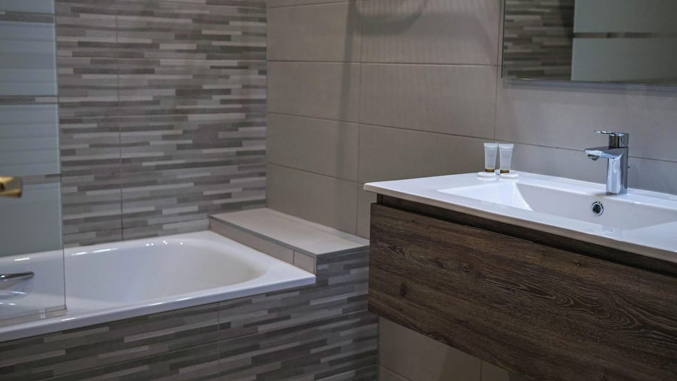 Rainfall showerhead, free toiletries, hair dryer, towels