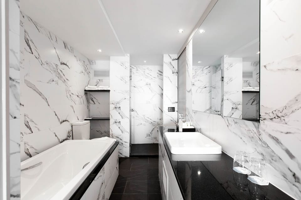 Deluxe Room | Bathroom | Free toiletries, slippers, towels
