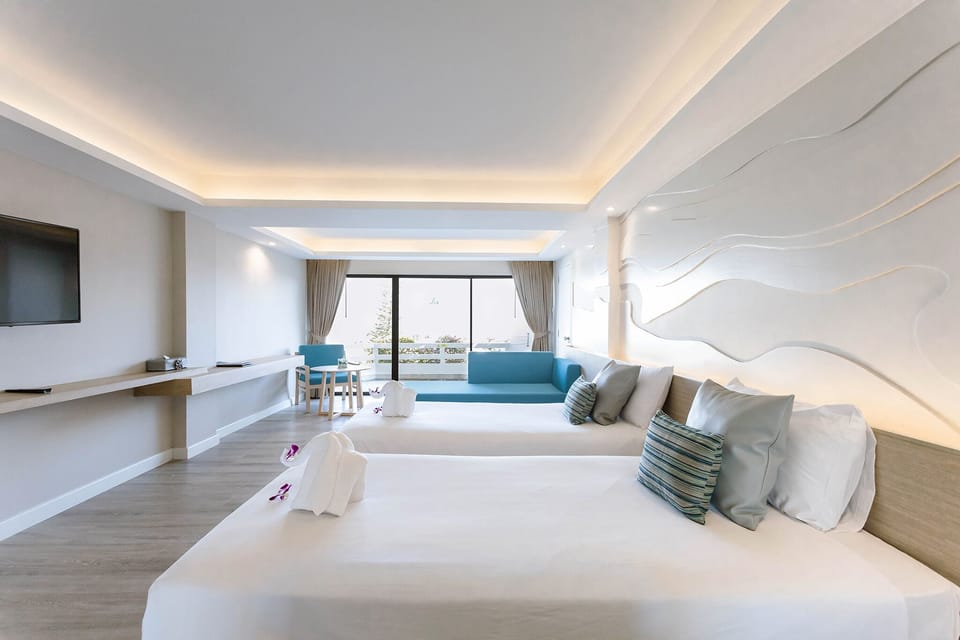 Deluxe Room | Minibar, in-room safe, desk, rollaway beds