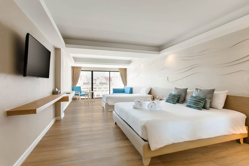 Deluxe Family Room | Minibar, in-room safe, desk, rollaway beds