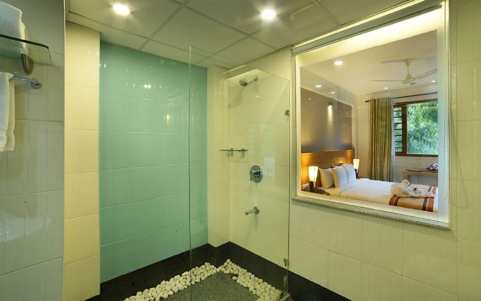 Shower, free toiletries, towels