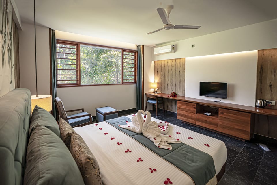 Deluxe Room, 1 Double Bed | 1 bedroom, desk, soundproofing, iron/ironing board