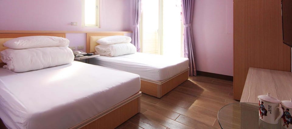 Double Room, Ensuite | Bathroom | Shower, rainfall showerhead, free toiletries, hair dryer