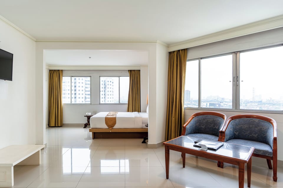 Studio Double Superior | Living area | 32-inch LED TV with satellite channels, TV