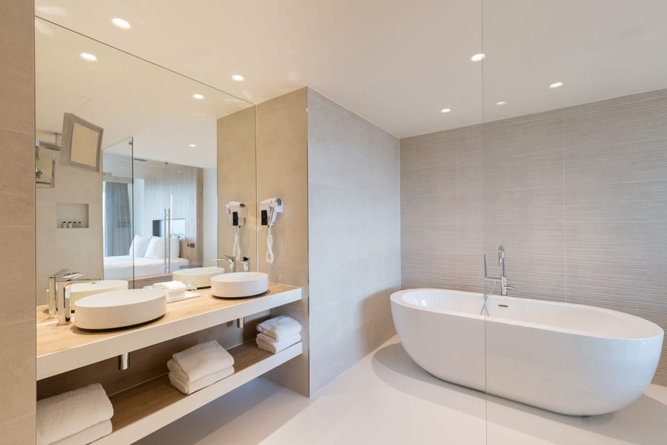 Deluxe Suite, 1 King Bed | Bathroom | Free toiletries, hair dryer, bathrobes, slippers