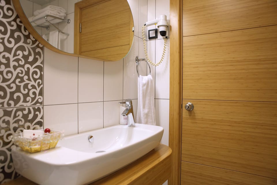 Bathroom sink