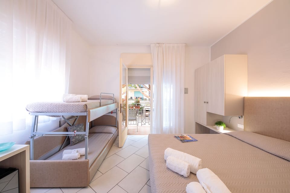 Superior Quadruple Room | In-room safe, desk, WiFi (free), bed sheets