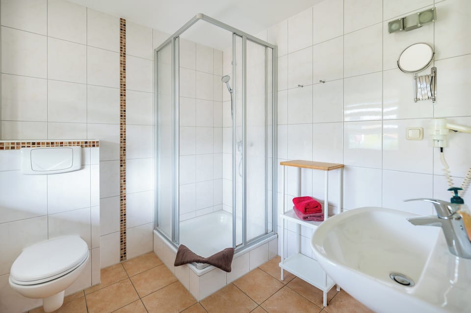 Basic Double Room (First Floor, Nebenhaus) | Bathroom | Shower, towels