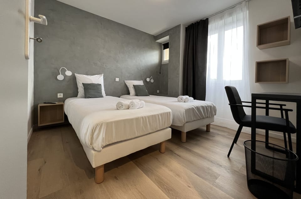 Family Room | Desk, soundproofing, free WiFi, bed sheets