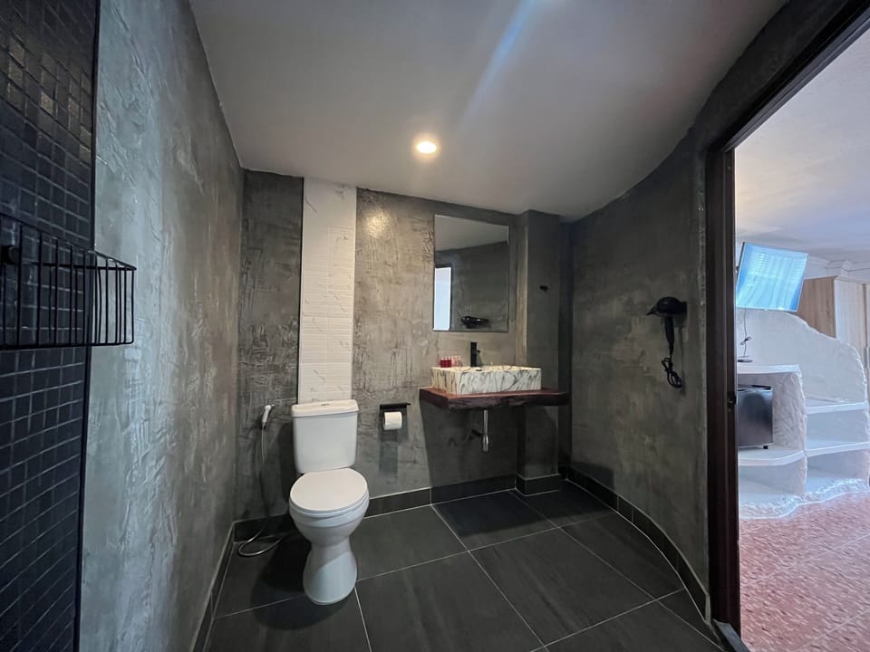 Double Room with Sofa Bed | Bathroom | Shower, rainfall showerhead, free toiletries, hair dryer