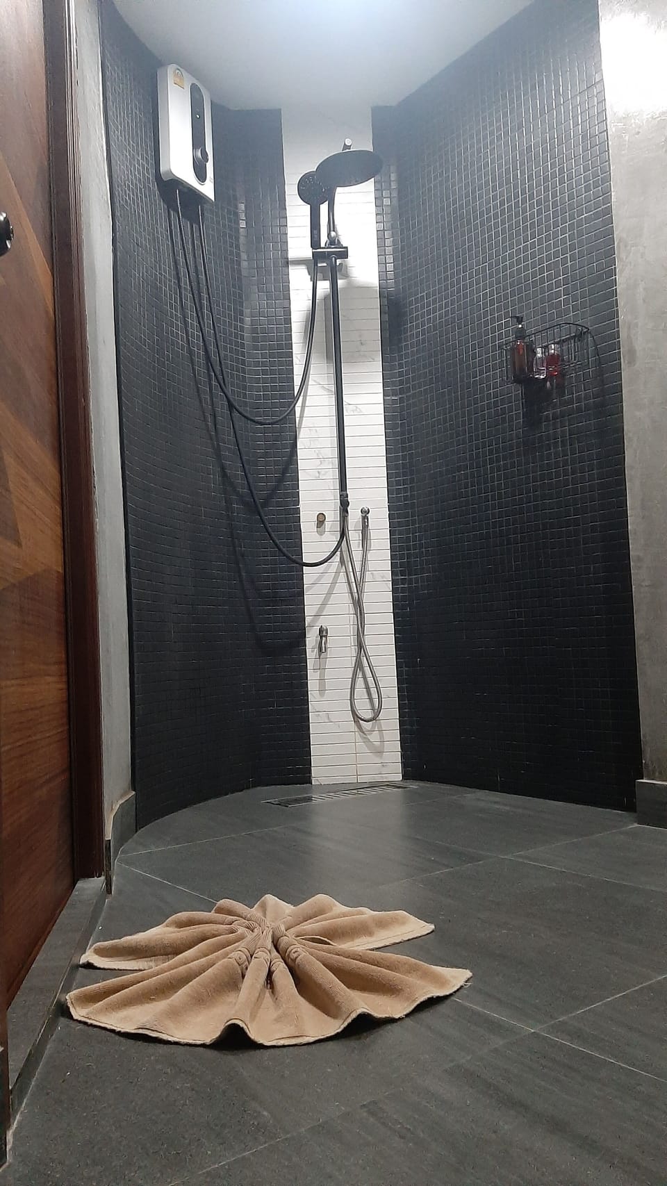 Double Room | Bathroom | Shower, rainfall showerhead, free toiletries, hair dryer