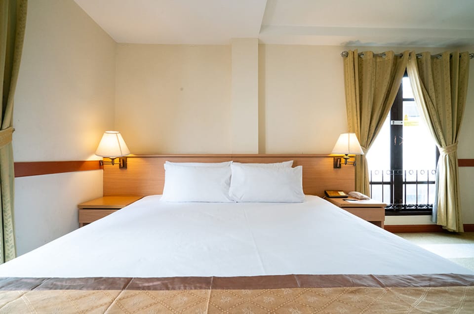 Deluxe Double room with breakfast | In-room safe, blackout drapes, free WiFi, bed sheets
