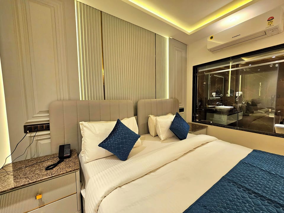 Luxury Room | Living area | 42-inch flat-screen TV with digital channels, Netflix