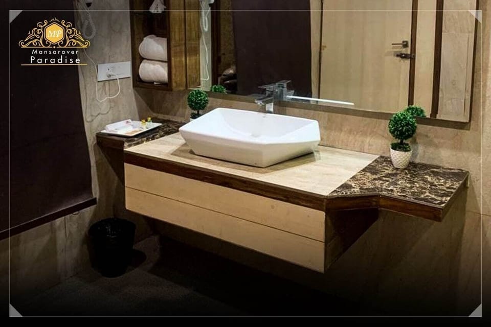 Paradise Suite Room | Bathroom | Shower, free toiletries, bathrobes, towels