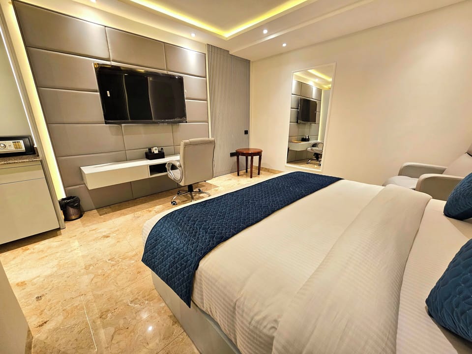 Luxury Room | 1 bedroom, premium bedding, minibar, desk