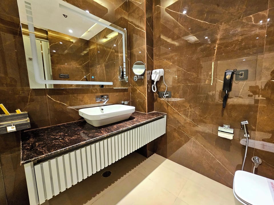 Luxury Room | Bathroom | Shower, free toiletries, bathrobes, towels