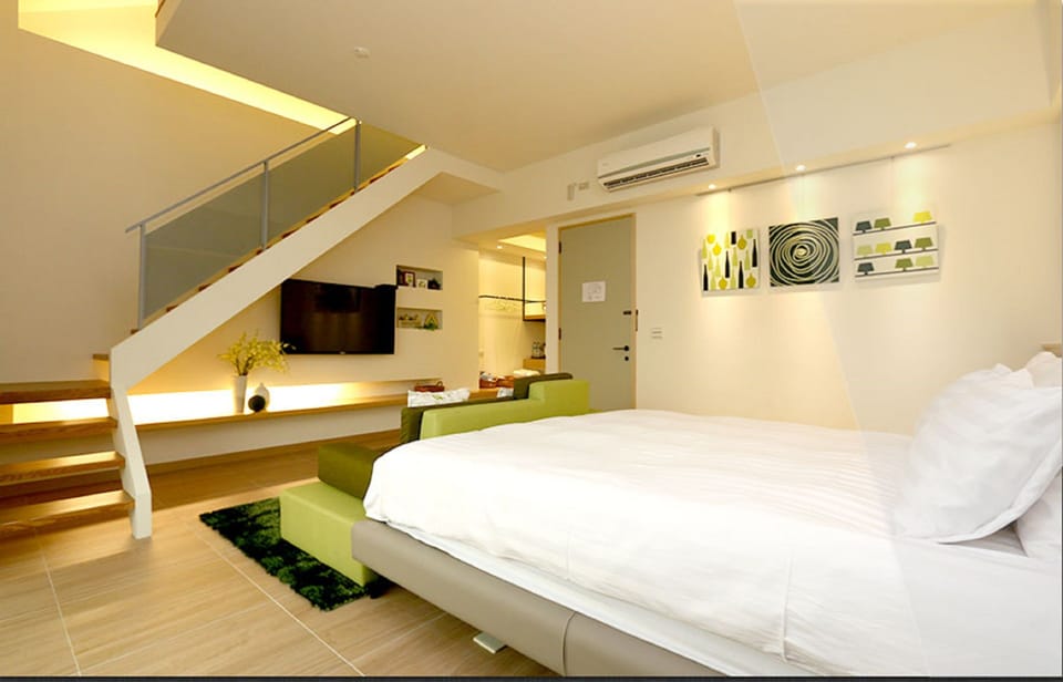Loft, Balcony | Down comforters, Tempur-Pedic beds, minibar, free WiFi