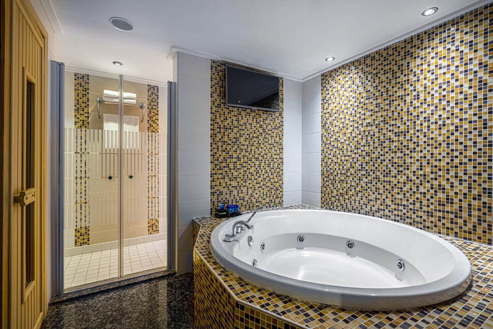 2 Odali Grand Suit | Bathroom | Bathtub, free toiletries, hair dryer, slippers