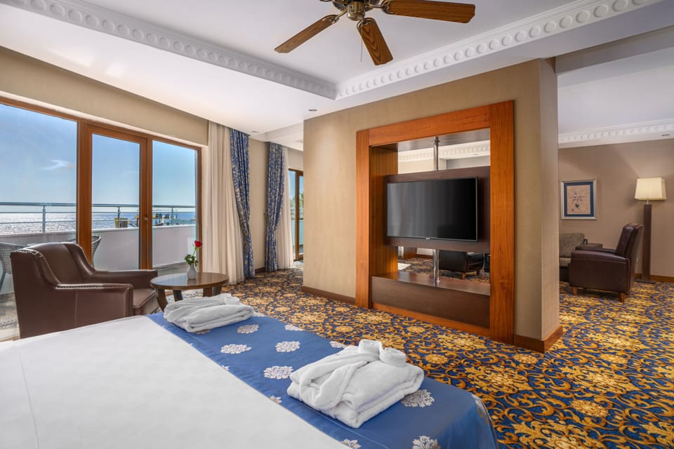 Senior Room | Minibar (some free items), in-room safe, WiFi (free), bed sheets