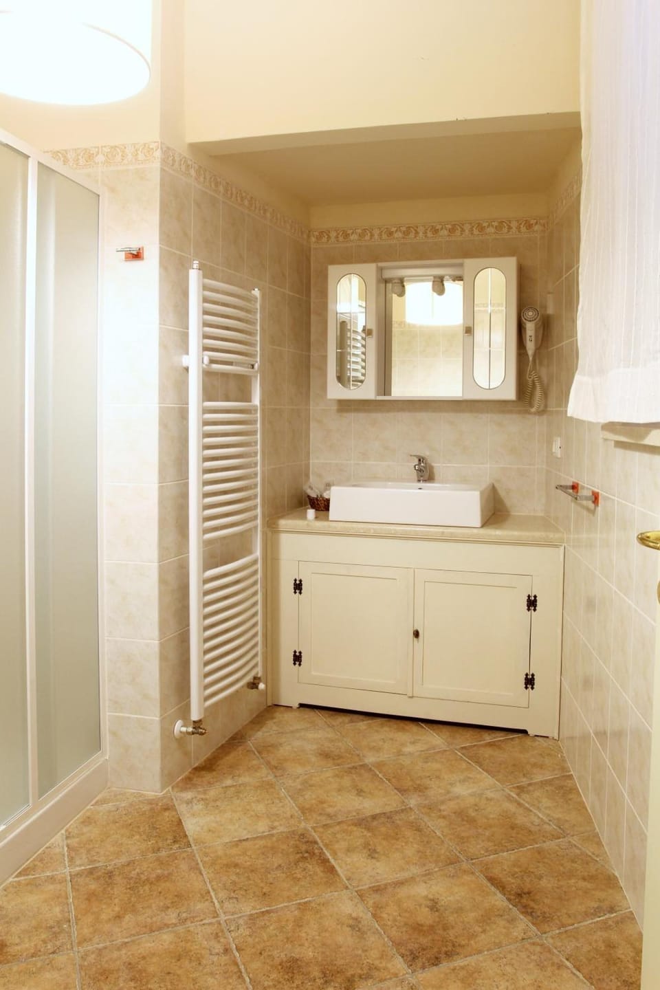 Shower, free toiletries, hair dryer, bidet