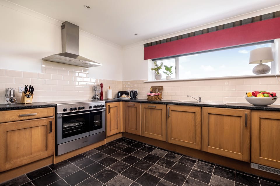 Signature House, 3 Bedrooms (Lodge 3) | Private kitchen | Fridge, microwave, oven, stovetop
