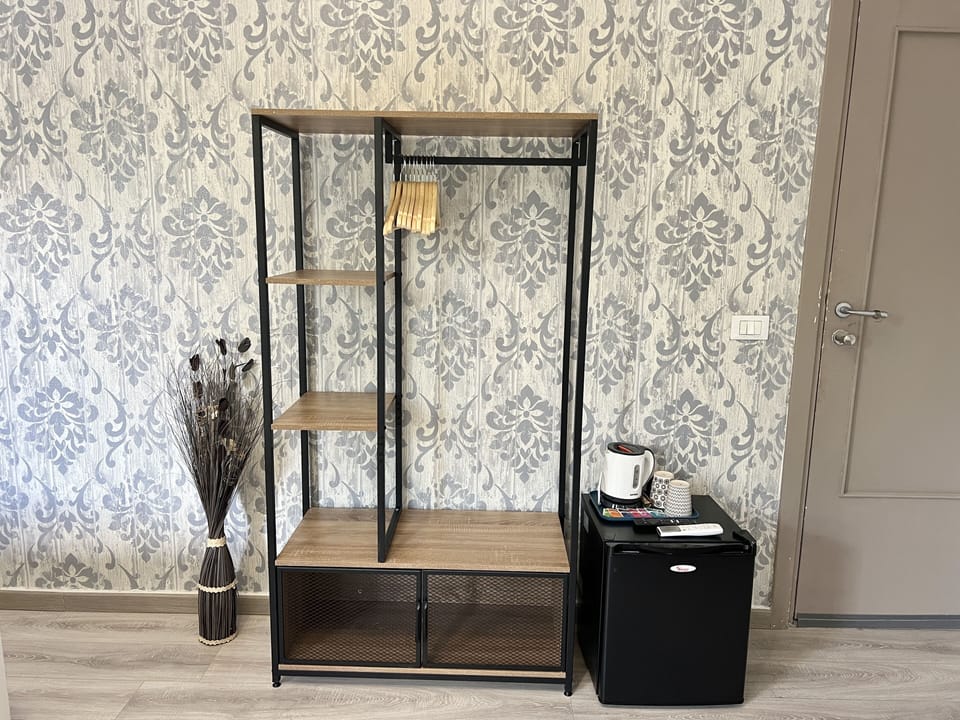 Room | Desk, WiFi (free), bed sheets