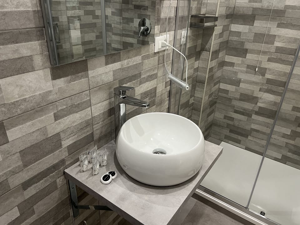 Room, Ensuite | Bathroom | Shower, rainfall showerhead, hair dryer, bidet
