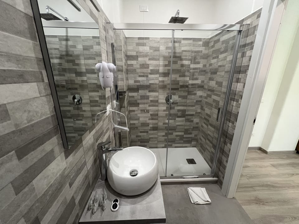 Room, Ensuite | Bathroom | Shower, rainfall showerhead, hair dryer, bidet