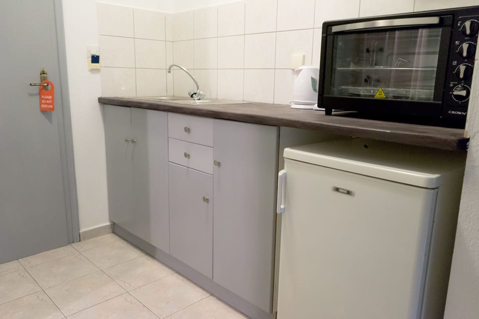 Luxury Studio | Private kitchenette | Fridge, oven, stovetop, electric kettle