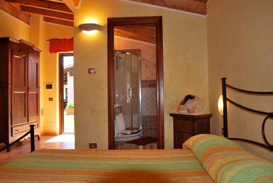 Double Room | Bathroom | Shower, rainfall showerhead, free toiletries, hair dryer