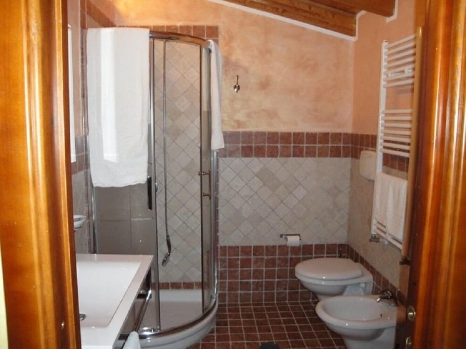 Double Room | Bathroom | Shower, rainfall showerhead, free toiletries, hair dryer
