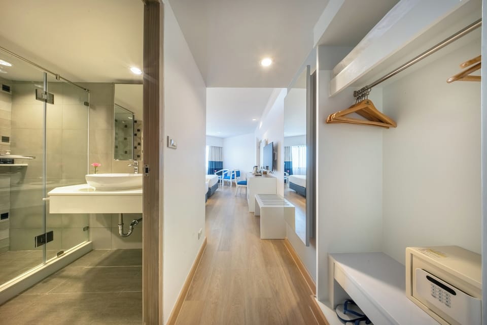 Connecting Superior Main Wing | Minibar, desk, laptop workspace, free WiFi