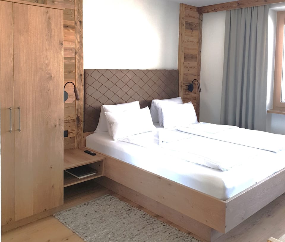 Deluxe Studio, Mountain View | Premium bedding, in-room safe, soundproofing, free WiFi