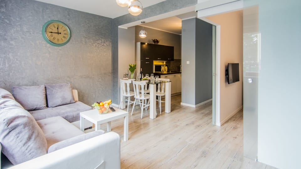 Deluxe Apartment, 1 Bedroom | 1 bedroom, iron/ironing board, free cribs/infant beds, travel crib
