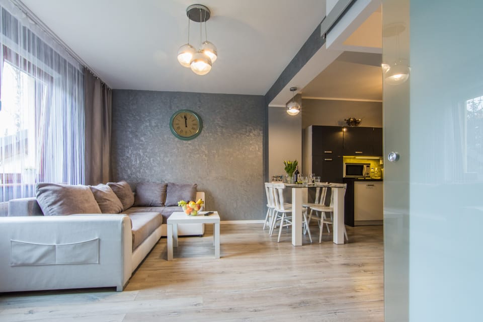 Deluxe Apartment, 1 Bedroom | 1 bedroom, iron/ironing board, free cribs/infant beds, travel crib