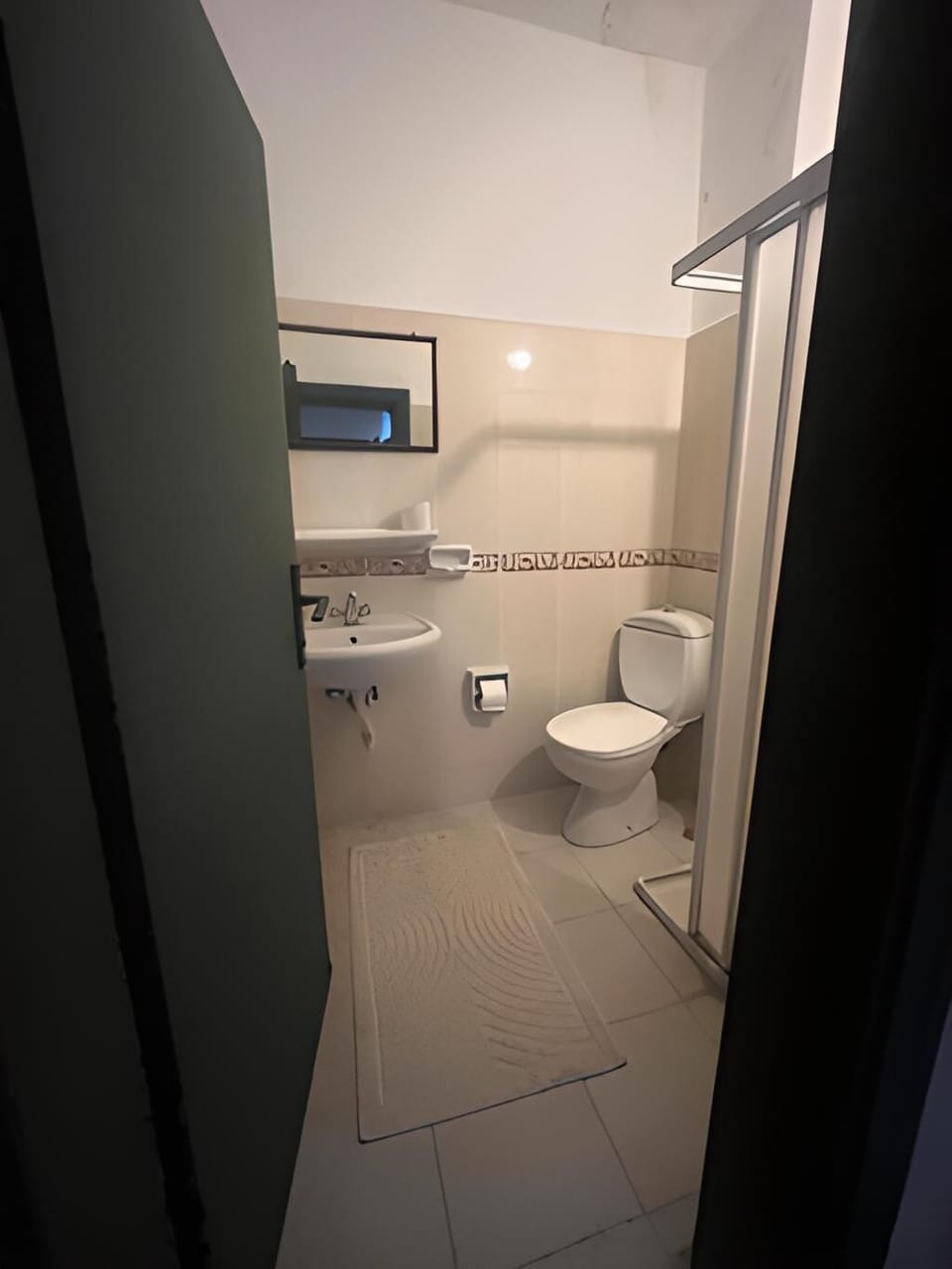 Double Room | Bathroom | Shower, free toiletries, hair dryer, slippers