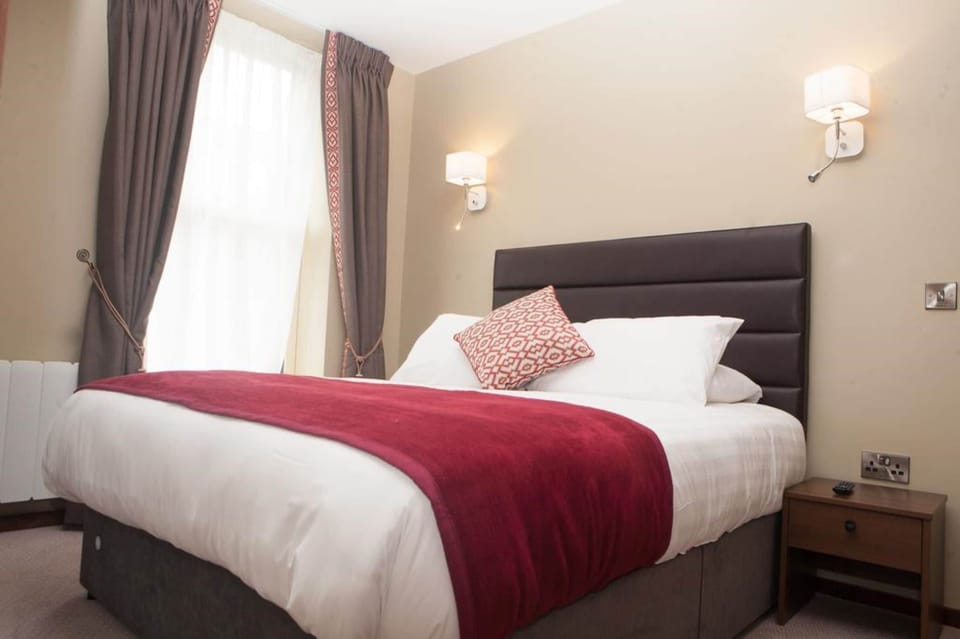 Deluxe Double Room | Desk, iron/ironing board, free WiFi, bed sheets