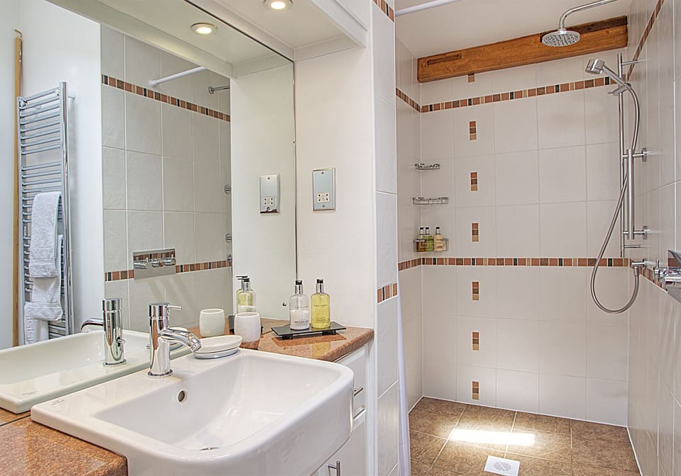 Studio, Garden View (Self Catering) | Bathroom | Free toiletries, hair dryer, bathrobes, towels