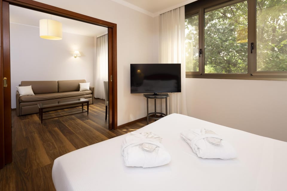 Family Room, Multiple Beds, Non Smoking (Converts to 2 Twin Beds) | Premium bedding, down comforters, minibar, in-room safe