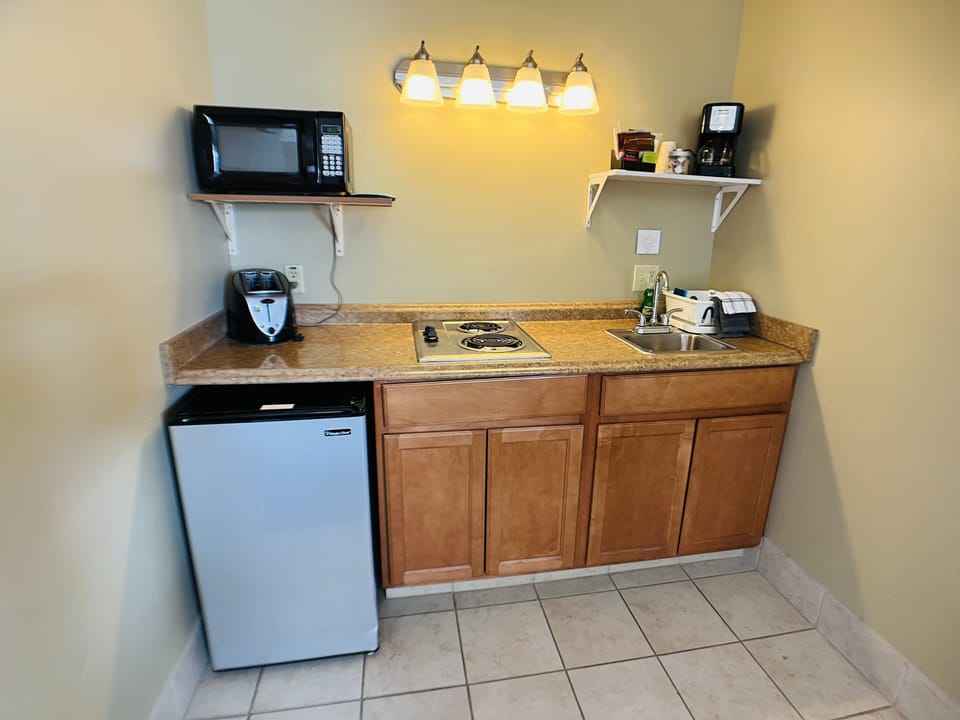 1st Floor, Front Ocean View Room, 2 Double Beds | Private kitchen | Fridge, microwave, coffee/tea maker