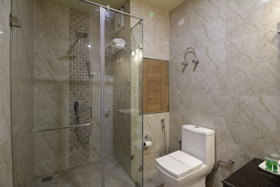 Family Room | Bathroom | Shower, rainfall showerhead, free toiletries, slippers