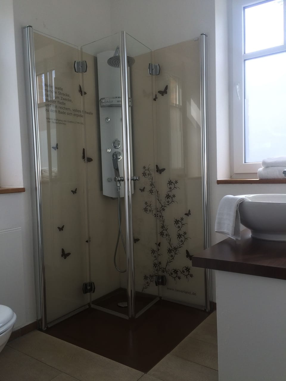 Shower, hydromassage showerhead, free toiletries, hair dryer
