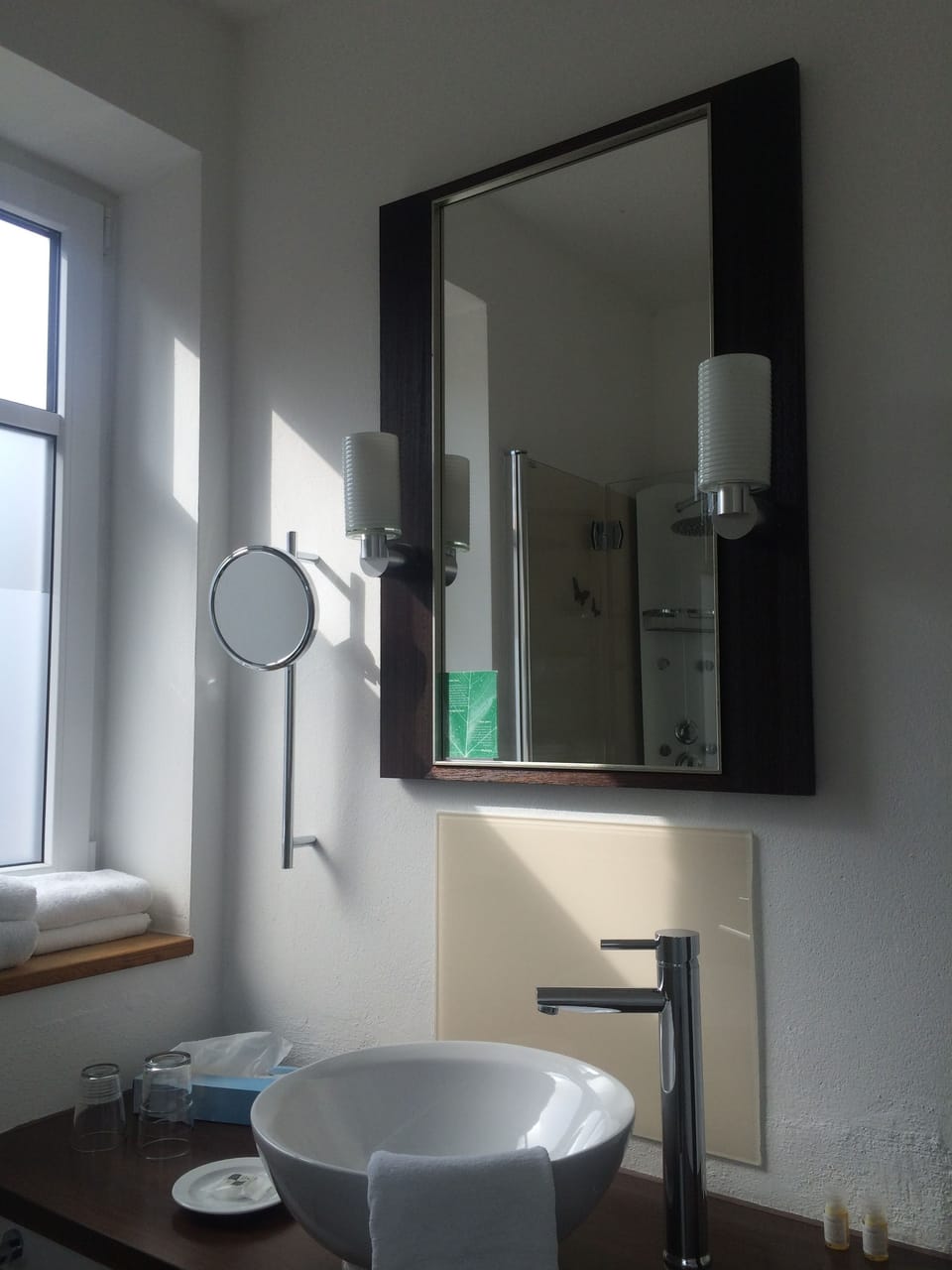 Shower, hydromassage showerhead, free toiletries, hair dryer