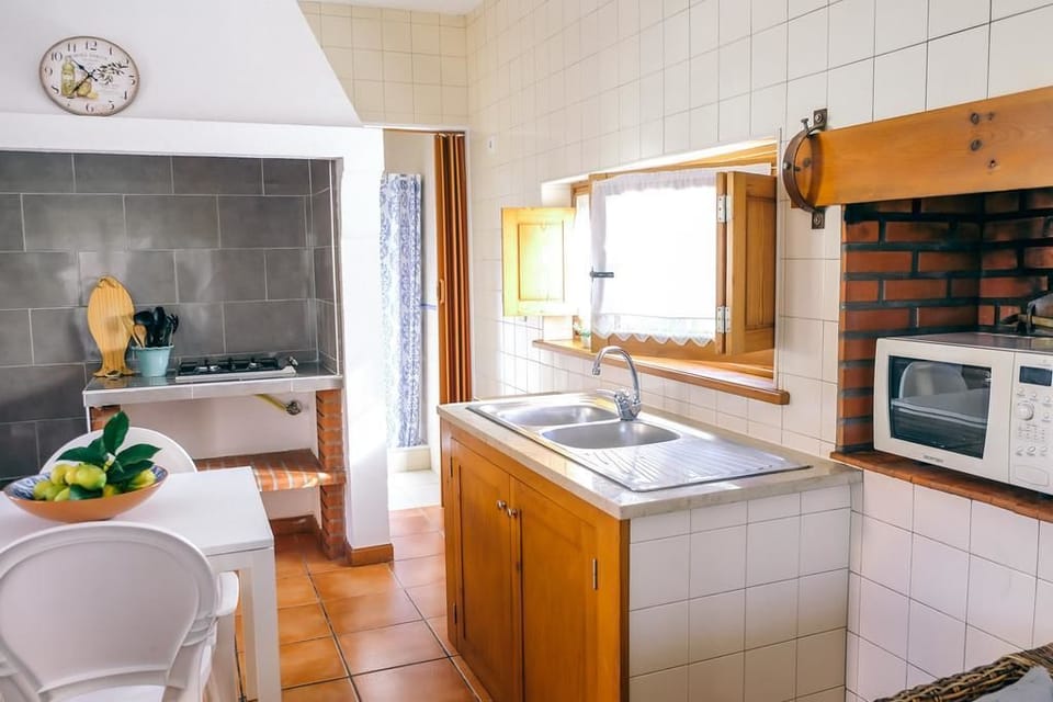 Economy Studio, Fireplace | Private kitchen | Shared fridge, microwave, espresso maker, coffee/tea maker