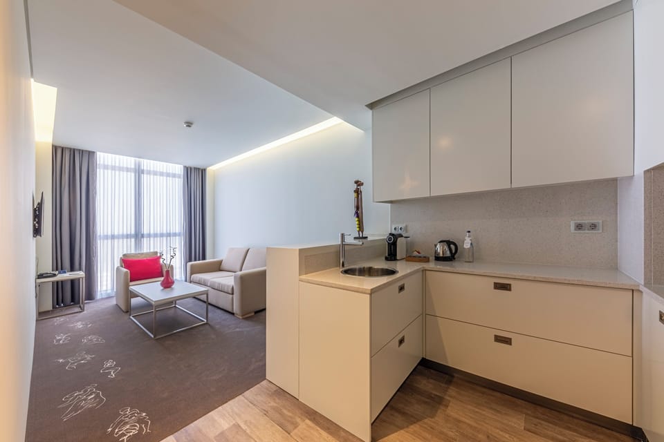 Junior Suite | Minibar, in-room safe, desk, blackout drapes