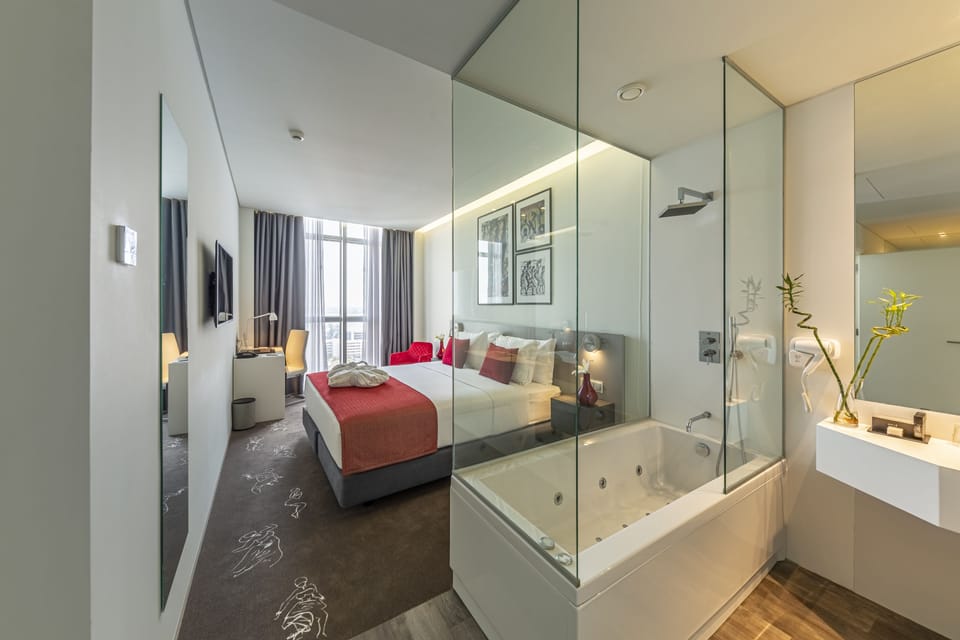 Room | Minibar, in-room safe, desk, blackout drapes