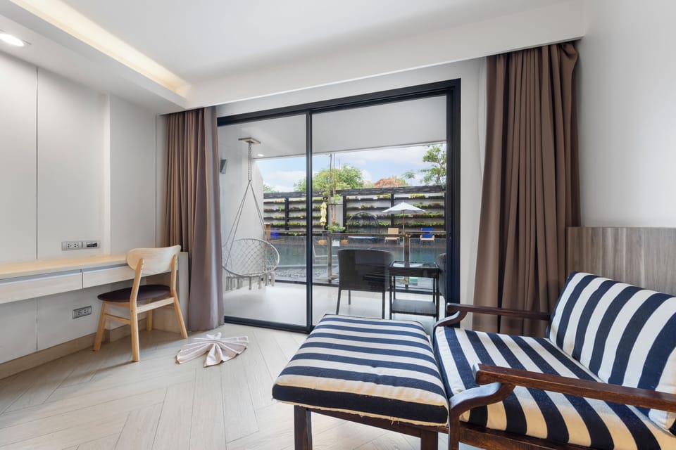Pool Access King Room | Desk, laptop workspace, soundproofing, WiFi (free)