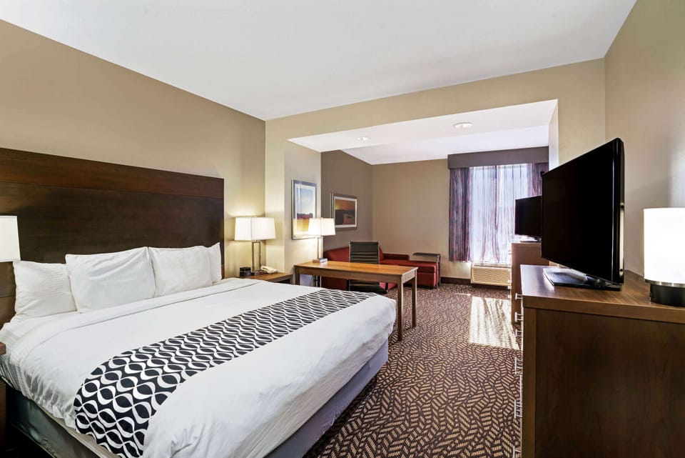 Deluxe Suite, 1 King Bed, Non Smoking | Pillowtop beds, desk, soundproofing, iron/ironing board